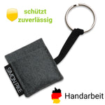 Lade das Bild in den Galerie-Viewer, Hülle &quot;Chicago&quot; passend für Apple AirTag handgefertigt aus Filz (grau) mit Anhänger
